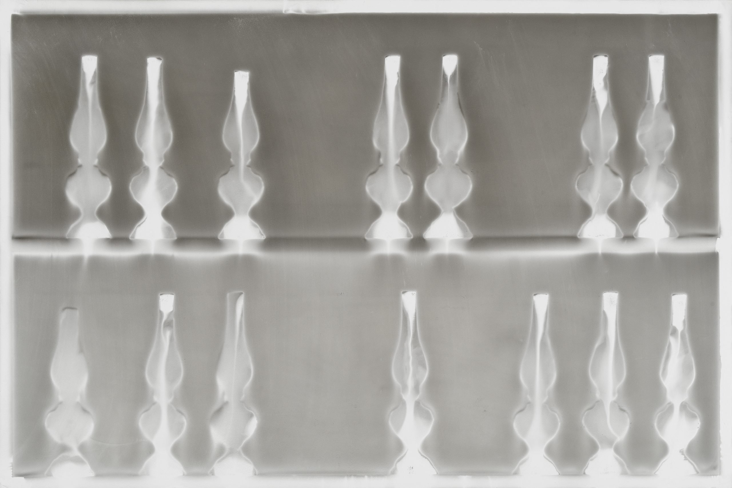 Claudio Parmiggiani, Senza titolo, 2023, fum&eacute;e et suie sur panneau, 90x300 cm