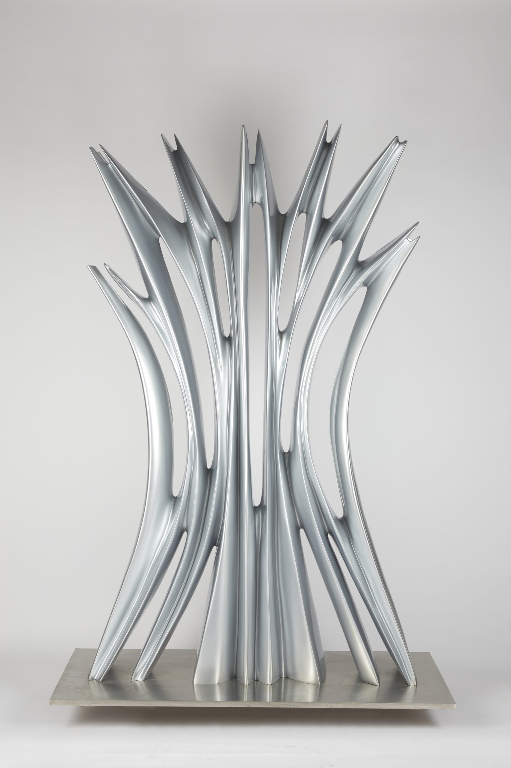 Pablo Atchugarry, Estrella de Luz, 2023, bronze avec peinture pour automobiles, 200x120x27 cm