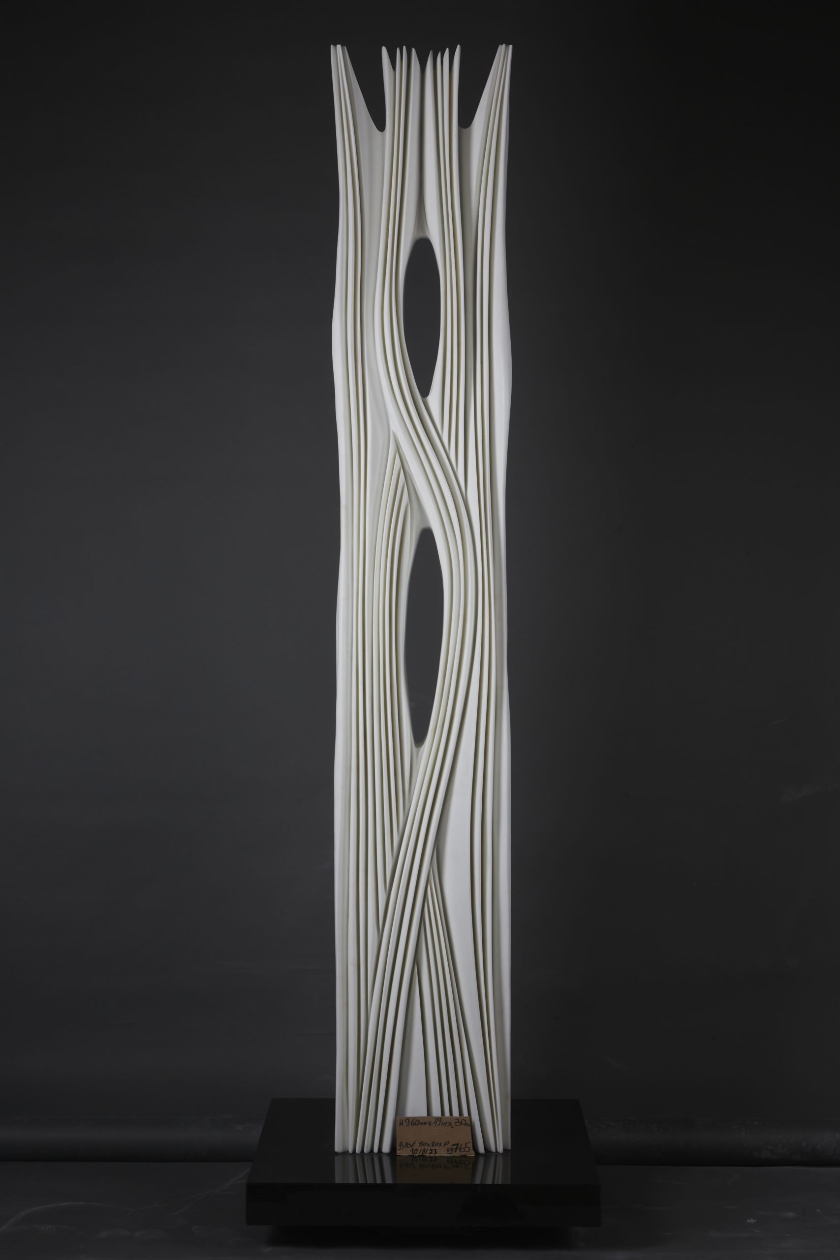 Pablo Atchugarry, Lumi&egrave;re de Paris, 2023, marbre de Carrare, 260x42x30 cm