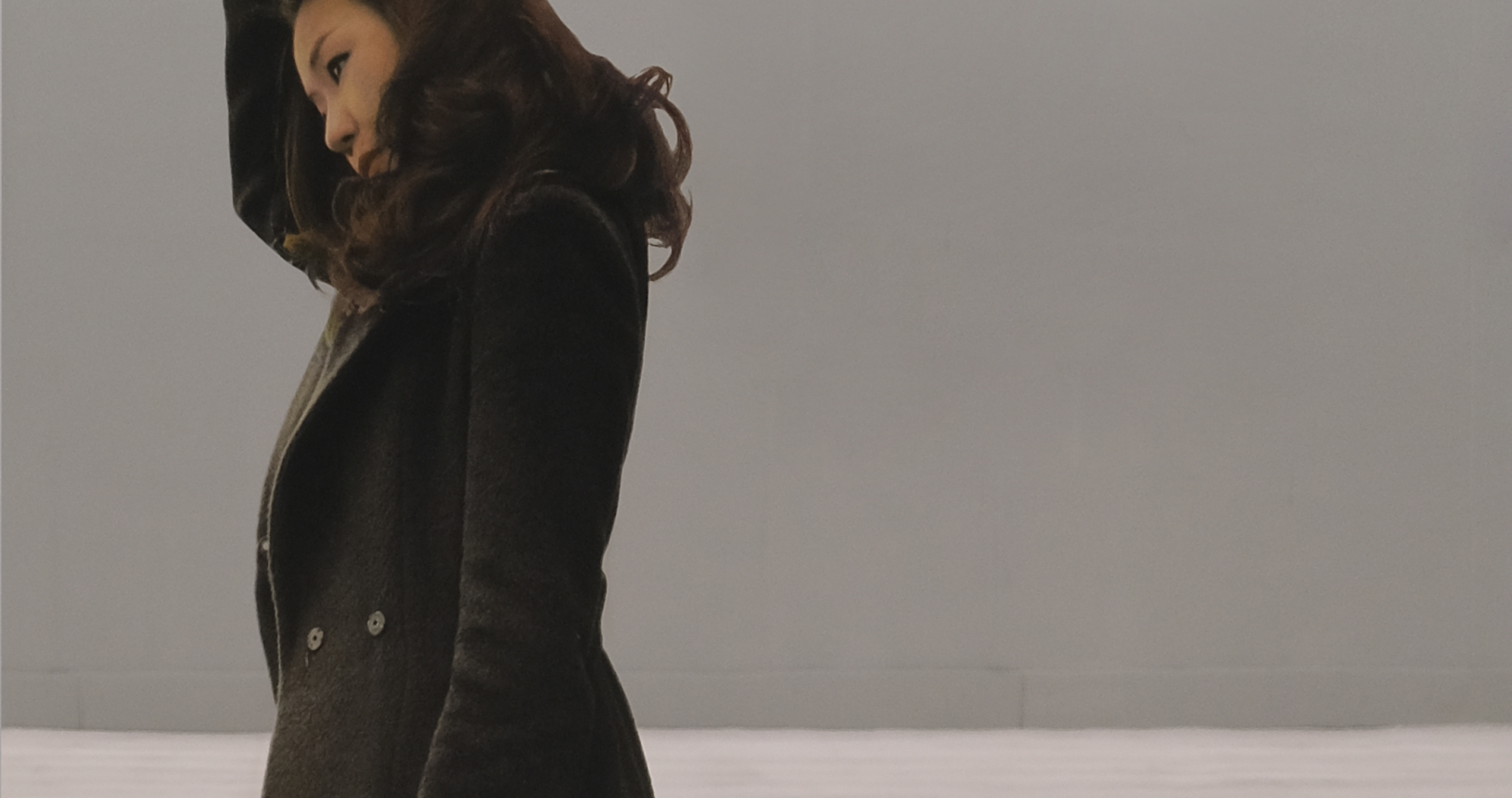 Michelangelo Pistoletto, Partitura In Nero - E (Ritratto di Eunmi Lee), 2010-2012, serigrafia su acciaio inox lucido, 244x122 cm