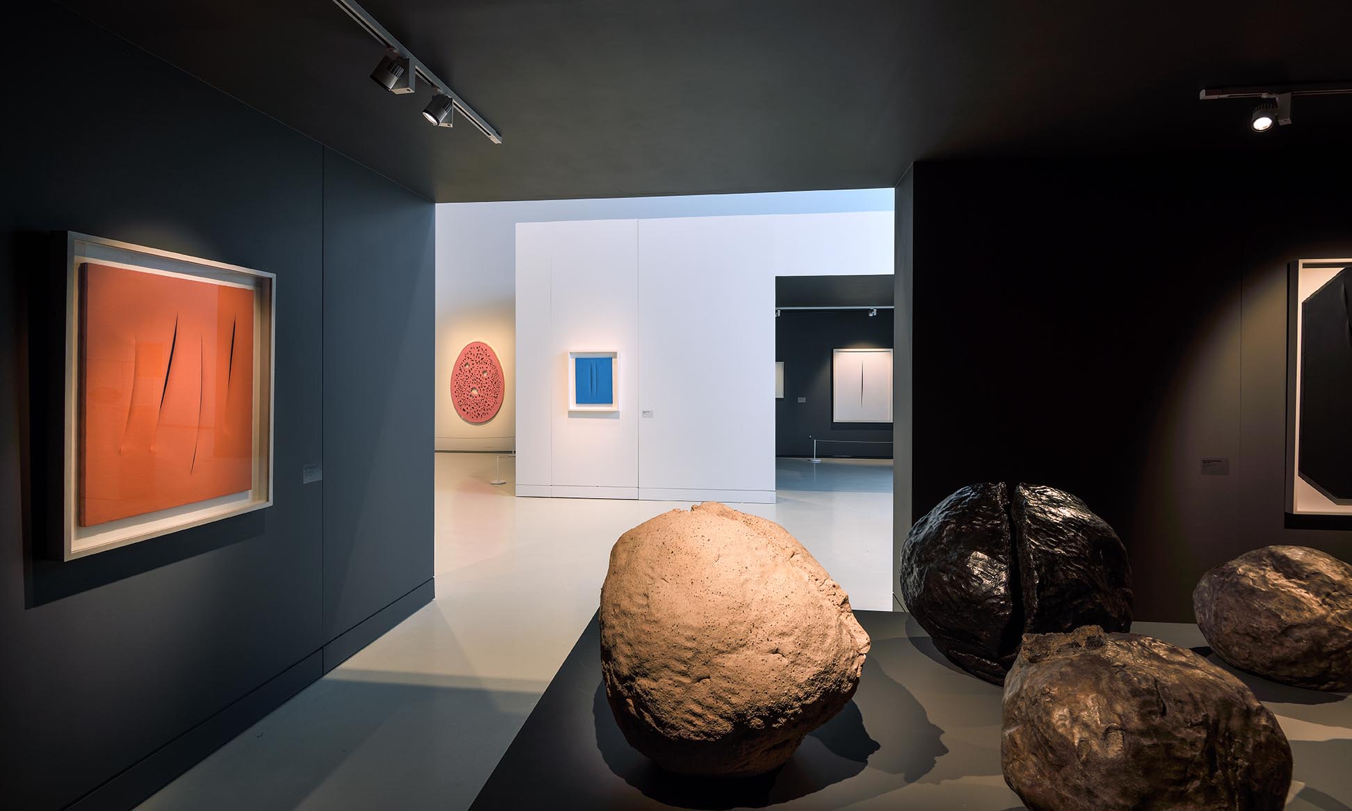 Lucio Fontana. Un futuro c’è stato, Musée Soulages, Rodez, 2024. Photo Musée Soulages, Rodez. Photo Thierry Estadieu Lucio Fontana. Un futuro c'è stato, Musée Soulages, Rodez, 2024. Photo Musée Soulages, Rodez. Photo Thierry Estadieu