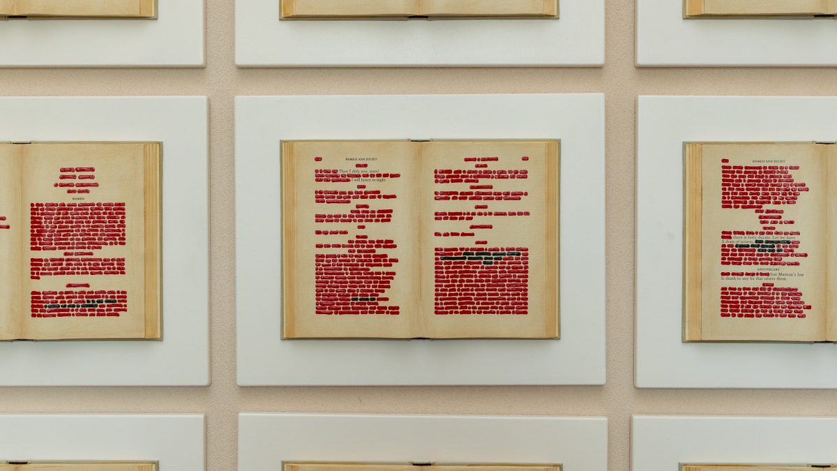 Isgro Emilio, Romeo e Giulietta, 2022, acrilico su tela stampata montata su libro montata su legno, 38 elementi, 31,5 x 39,8 x 4cm