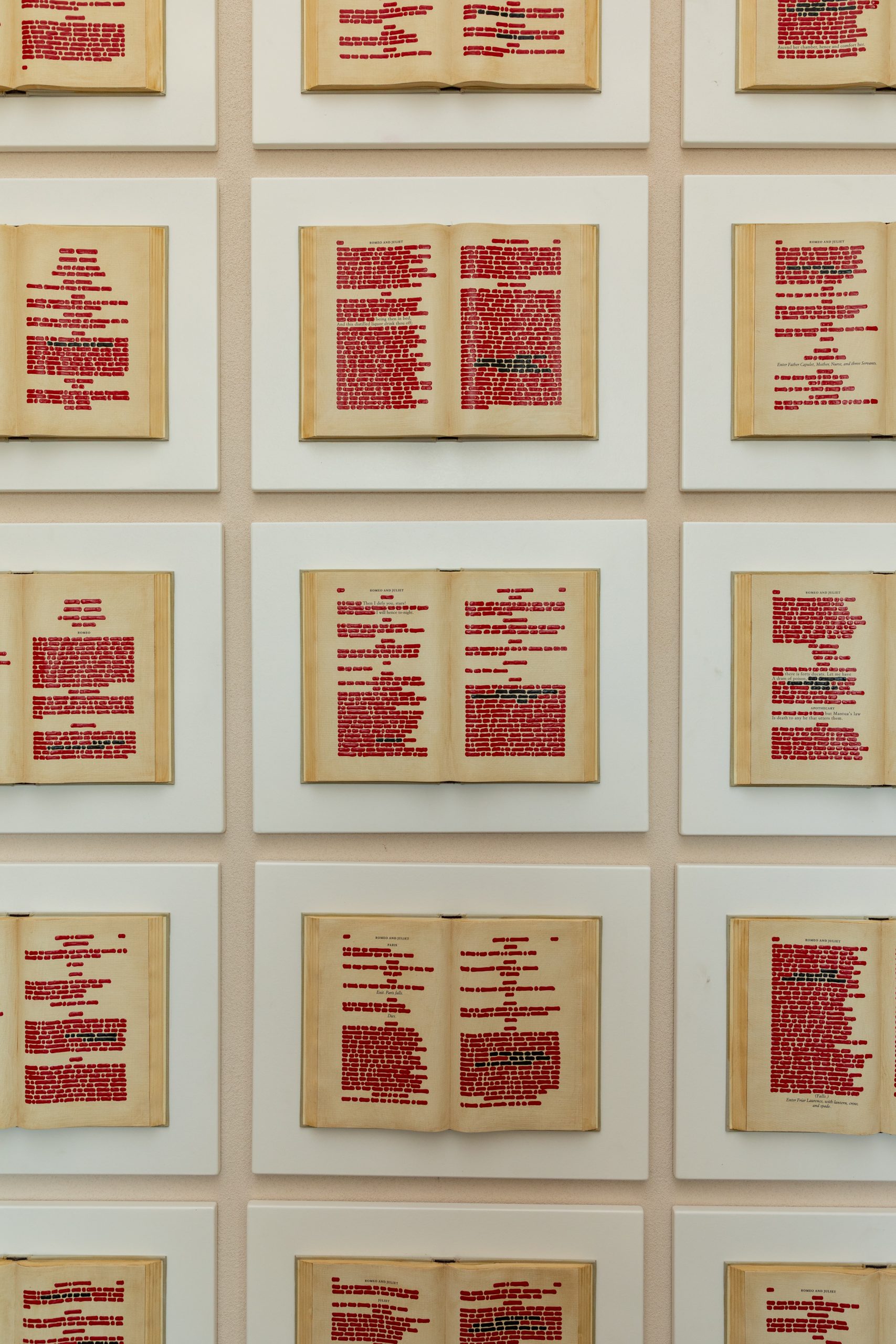 Isgro Emilio, Romeo e Giulietta, 2022, acrylique sur toile imprim&eacute;e sur panneau, 38 &eacute;l&eacute;ments, 31,5 x 39,8 x 4cm