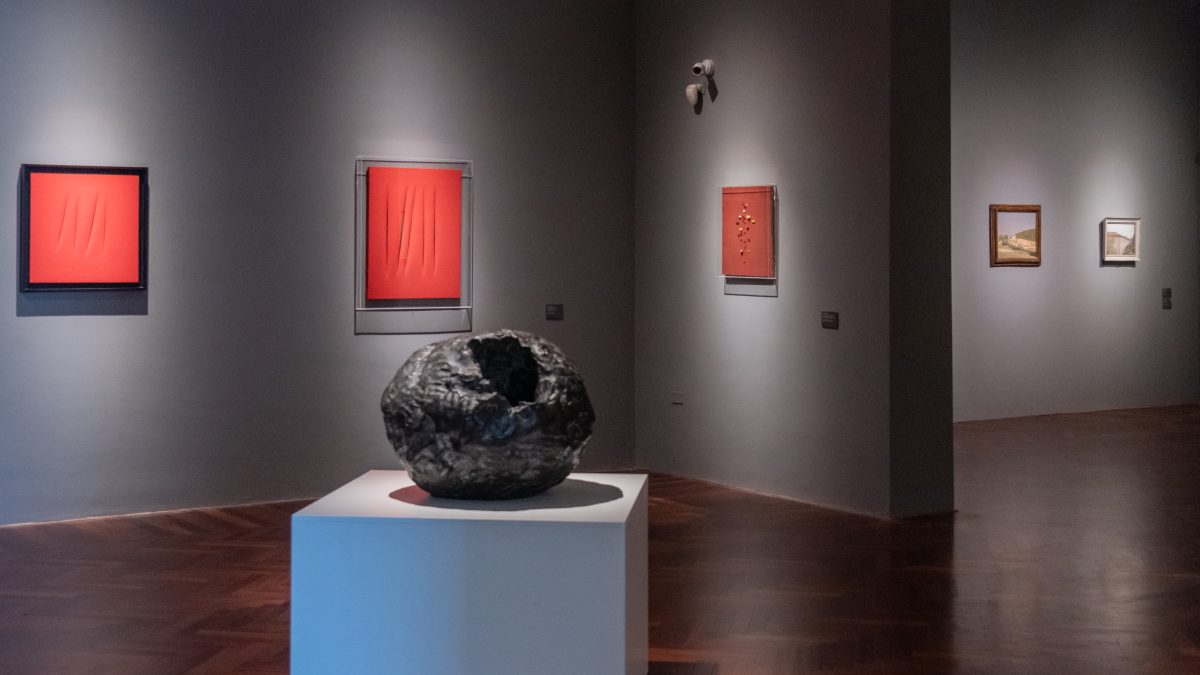 Veduta della mostra, Morandi e Fontana. Invisibile e infinito, Camec, La Spezia, 2025