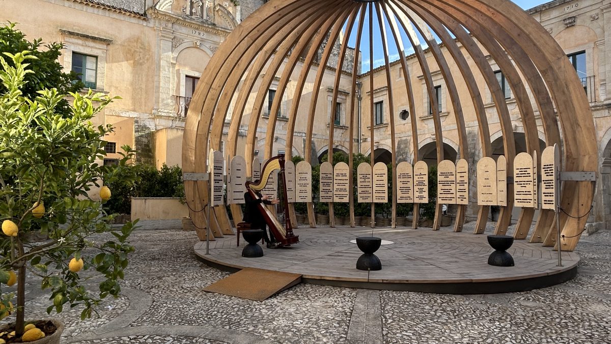 Veduta della mostra, Emilio Isgrò. L’opera delle formiche, CAP Museo del Carmine, Scicli, 2025