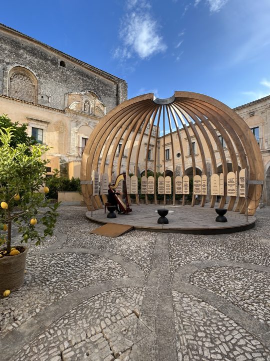 Veduta della mostra, Emilio Isgrò. L’opera delle formiche, CAP Museo del Carmine, Scicli, 2025