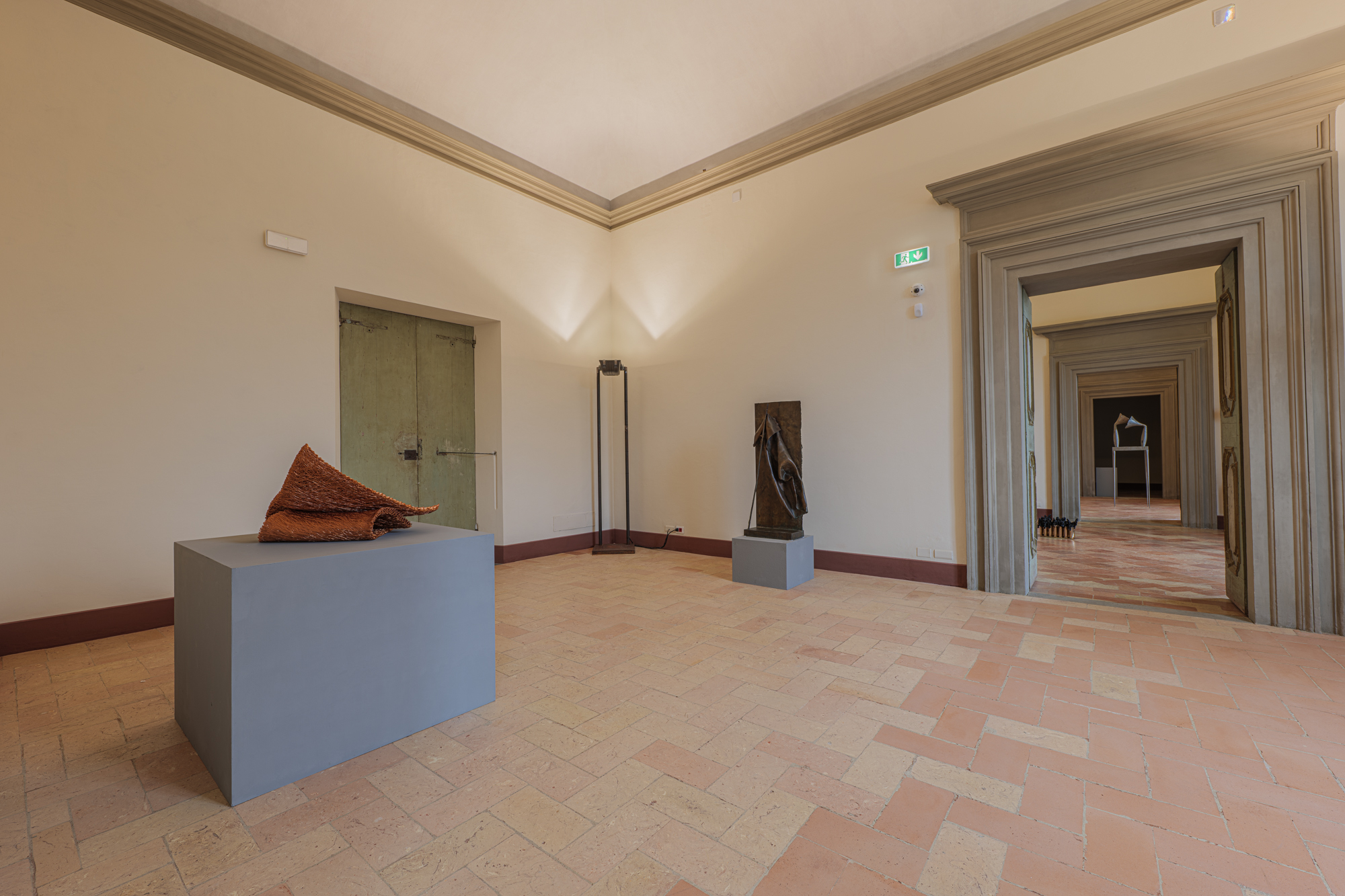 Vue d'exposition, METALLICA. Scultura in Italia 1947-2025, Palazzo Vitelli a Sant'Egidio, Citt&agrave; di Castelloi, 2025