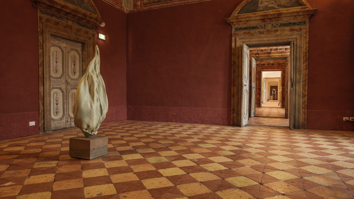 Veduta della mostra, METALLICA. Scultura in Italia 1947-2025, Palazzo Vitelli a Sant'Egidio, Città di Castelloi, 2025