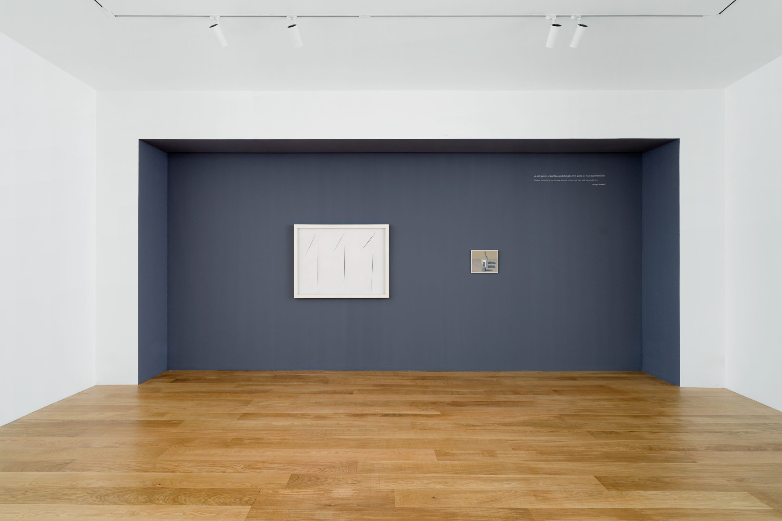 Vue d&rsquo;exposition, Au-Del&agrave;. Morandi / Fontana, Tornabuoni Art Paris, 2025