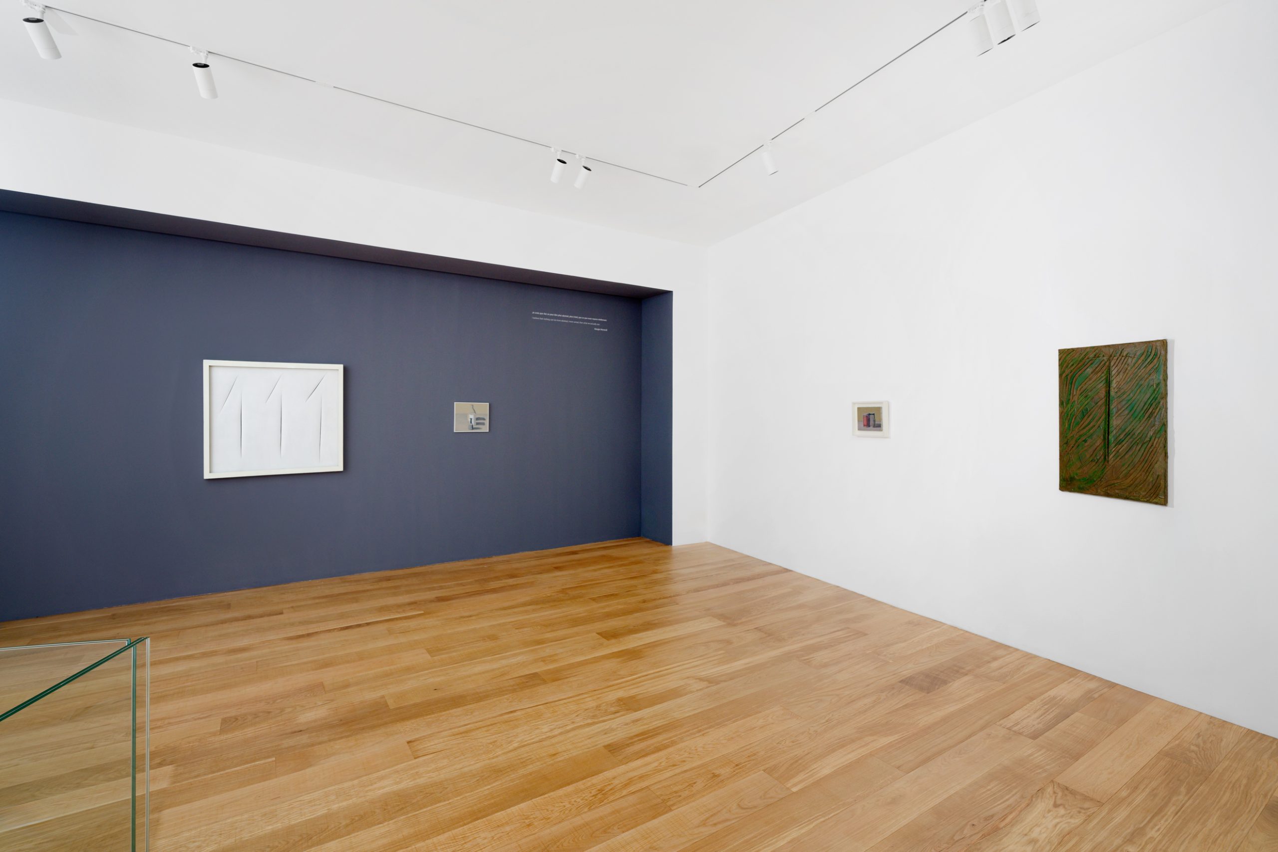 Vue d&rsquo;exposition, Au-Del&agrave;. Morandi / Fontana, Tornabuoni Art Paris, 2025