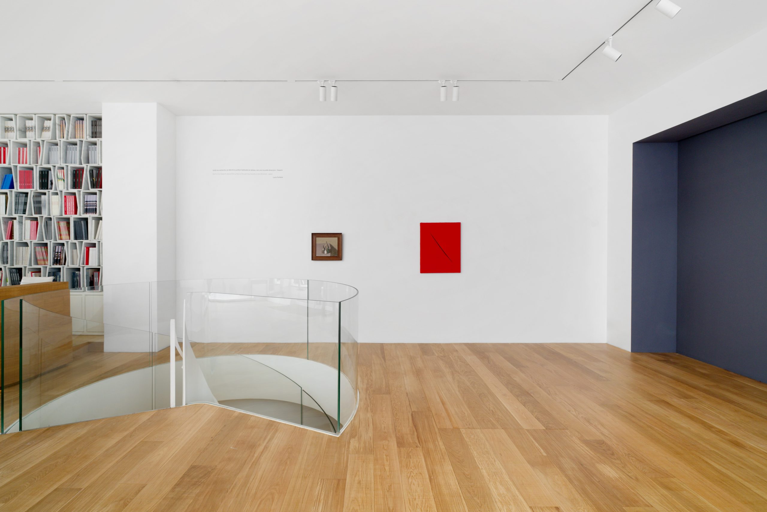 Vue d&rsquo;exposition, Au-Del&agrave;. Morandi / Fontana, Tornabuoni Art Paris, 2025