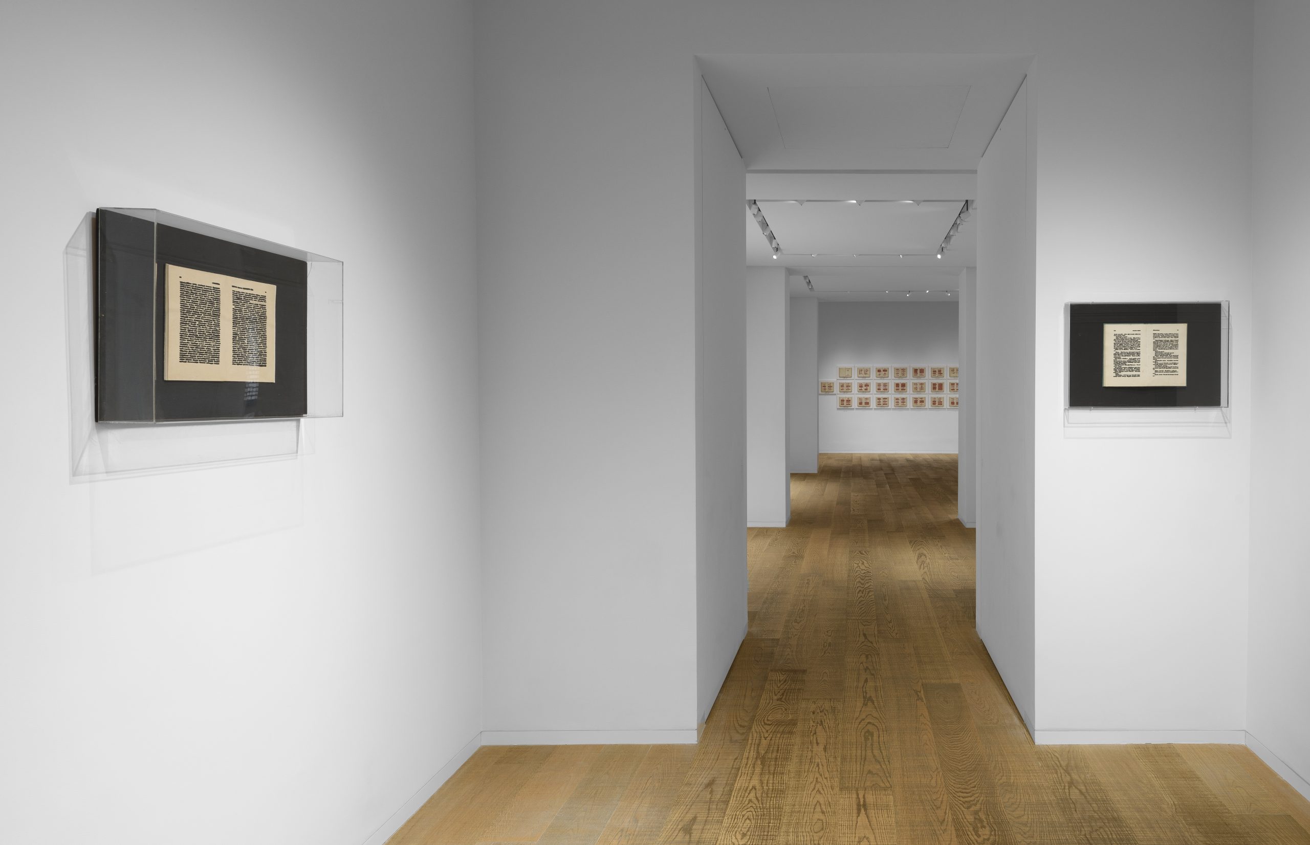 Emilio Isgr&ograve;. Rosso Shakespeare, Tornabuoni Arte, Roma, 2025. Ph. Giorgio Benni