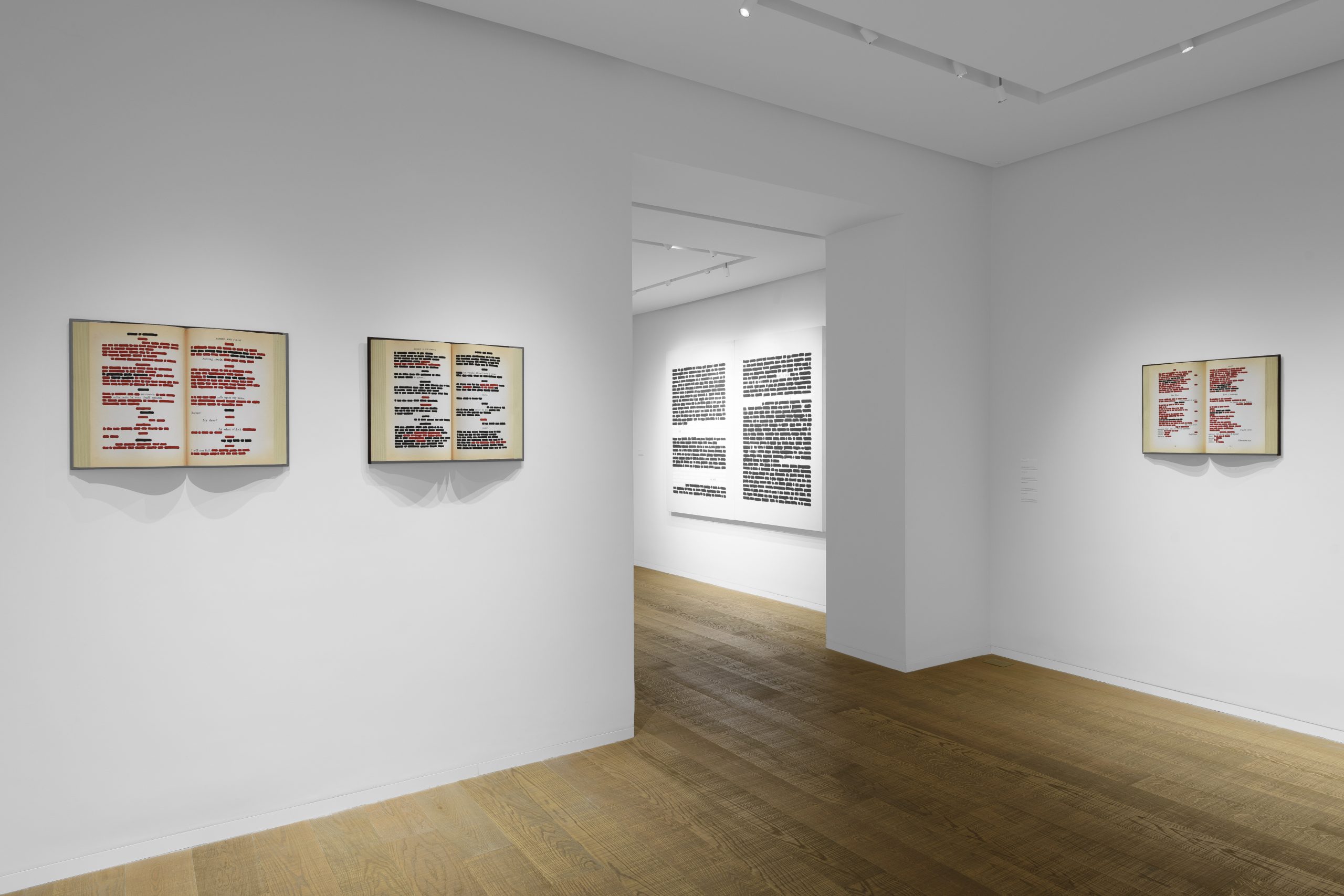 Emilio Isgr&ograve;. Rosso Shakespeare, Tornabuoni Arte, Roma, 2025. Ph. Giorgio Benni