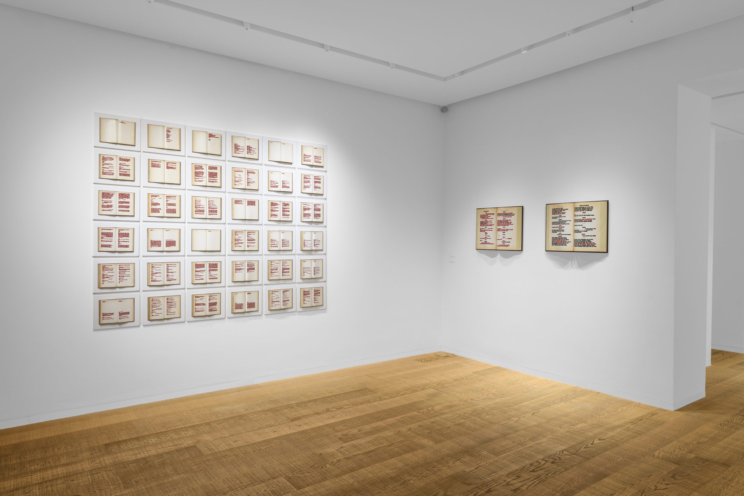 Emilio Isgr&ograve;. Rosso Shakespeare, Tornabuoni Arte, Roma, 2025. Ph. Giorgio Benni