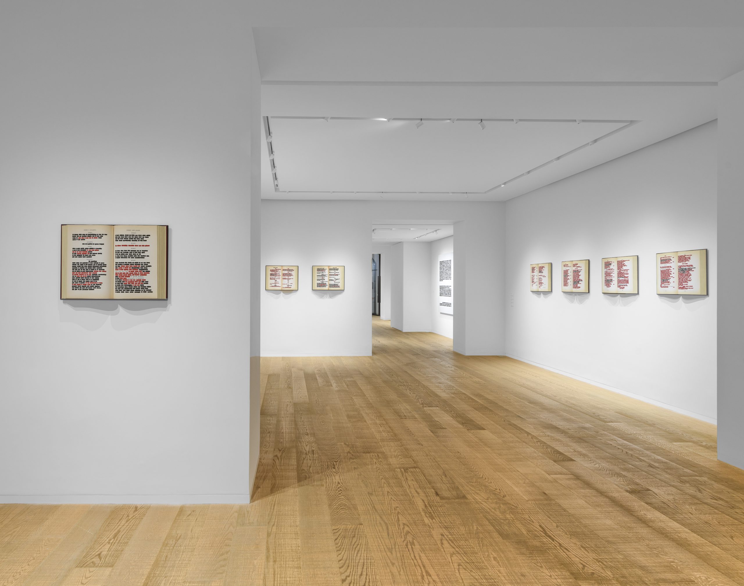 Emilio Isgr&ograve;. Rosso Shakespeare, Tornabuoni Arte, Roma, 2025. Ph. Giorgio Benni