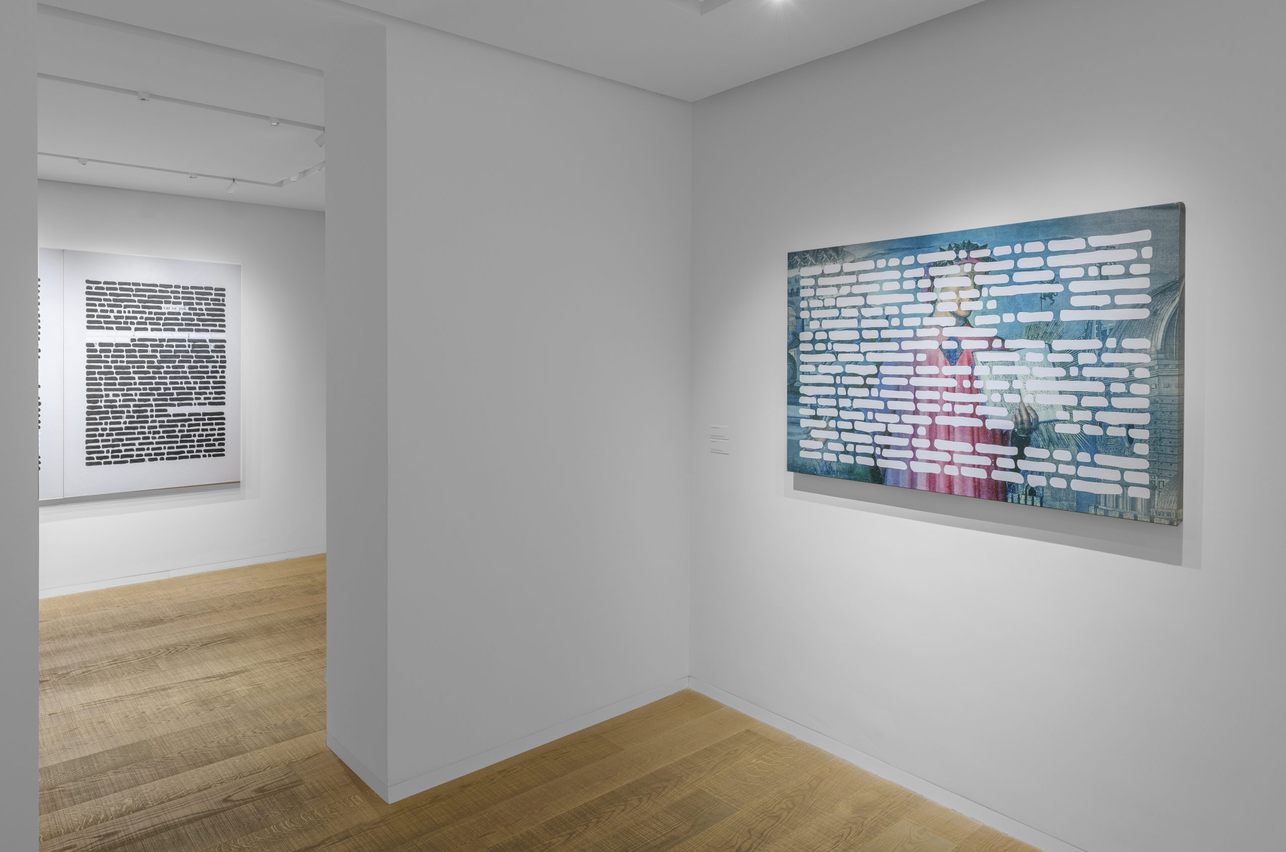 Emilio Isgr&ograve;. Rosso Shakespeare, Tornabuoni Arte, Roma, 2025. Ph. Giorgio Benni