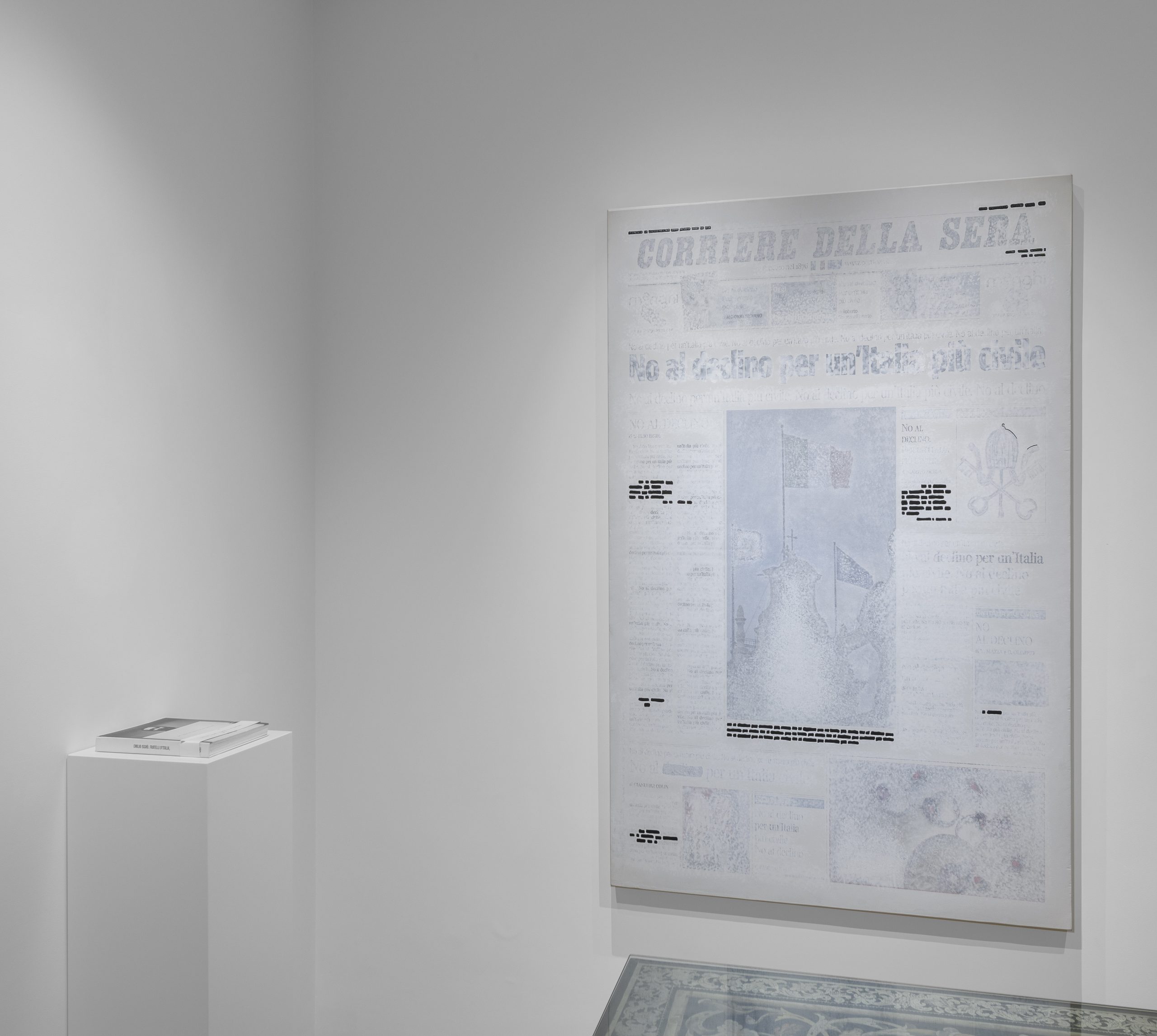 Emilio Isgr&ograve;. Rosso Shakespeare, Tornabuoni Arte, Roma, 2025. Ph. Giorgio Benni