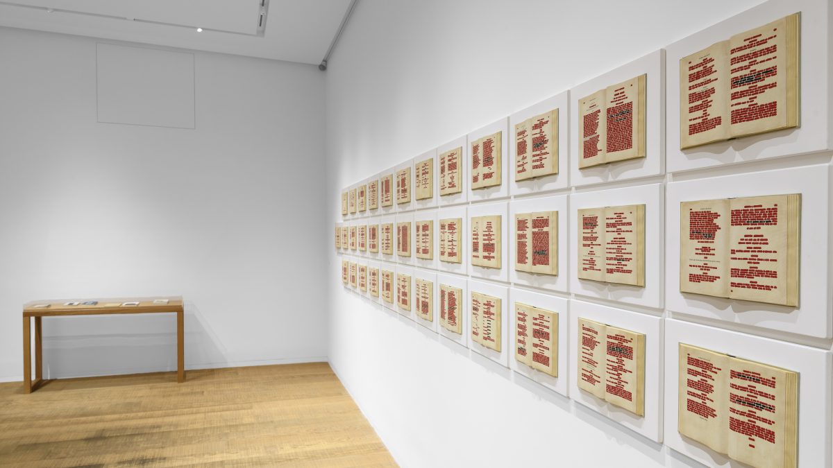 Emilio Isgrò. Rosso Shakespeare, Tornabuoni Arte, Roma, 2025. Ph. Giorgio Benni