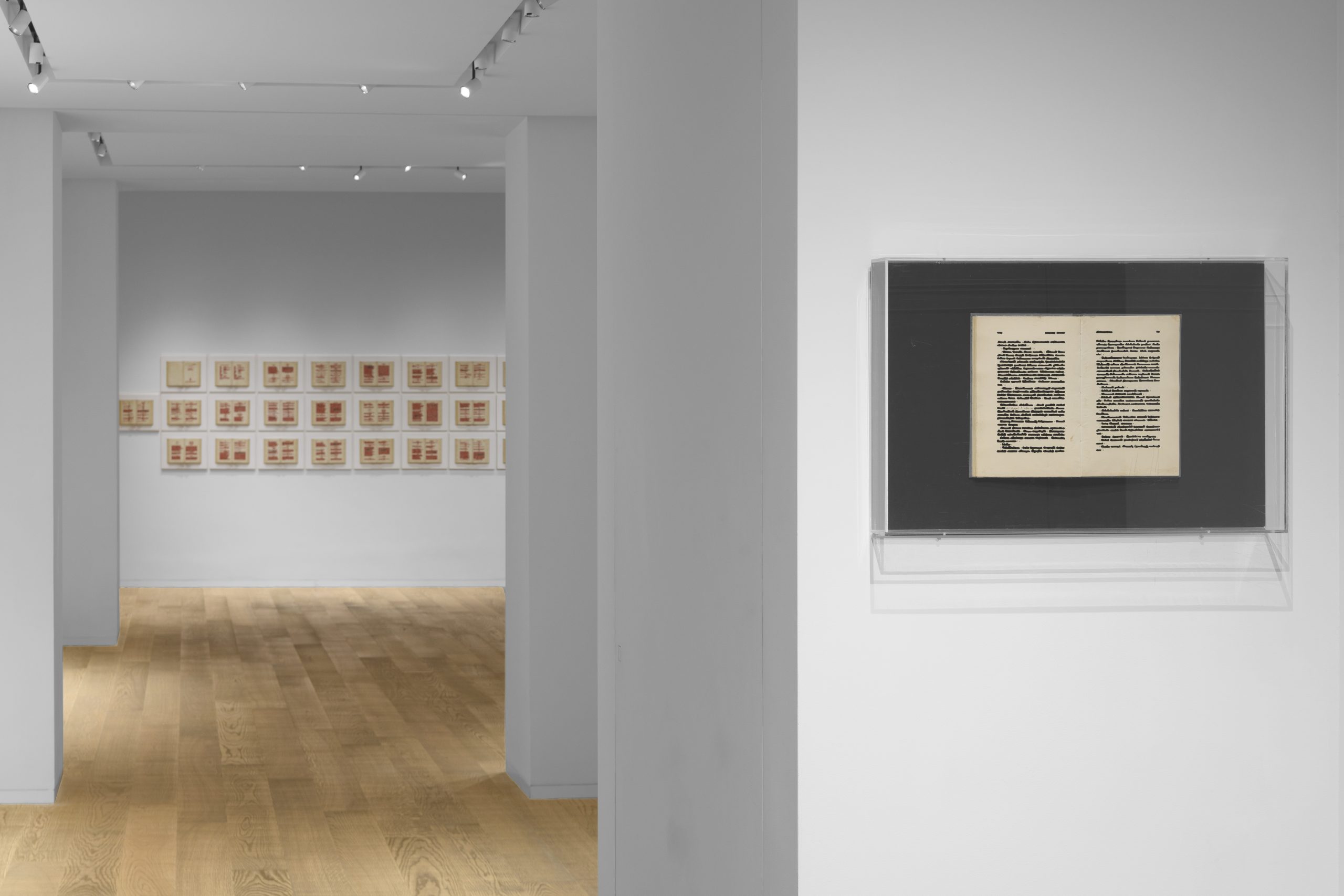 Emilio Isgr&ograve;. Rosso Shakespeare, Tornabuoni Arte, Roma, 2025. Ph. Giorgio Benni