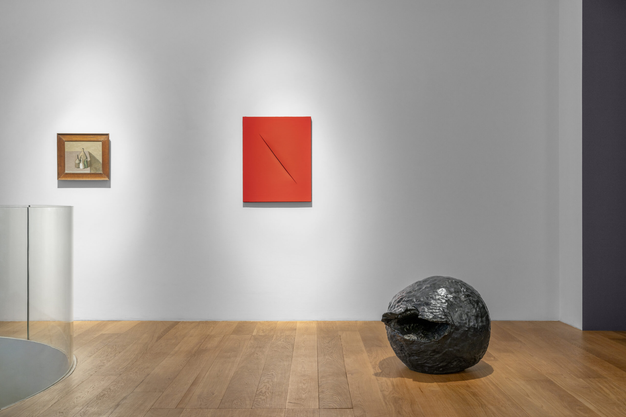 Vue d&rsquo;exposition, Au-Del&agrave;. Morandi / Fontana, Tornabuoni Art Paris, 2025