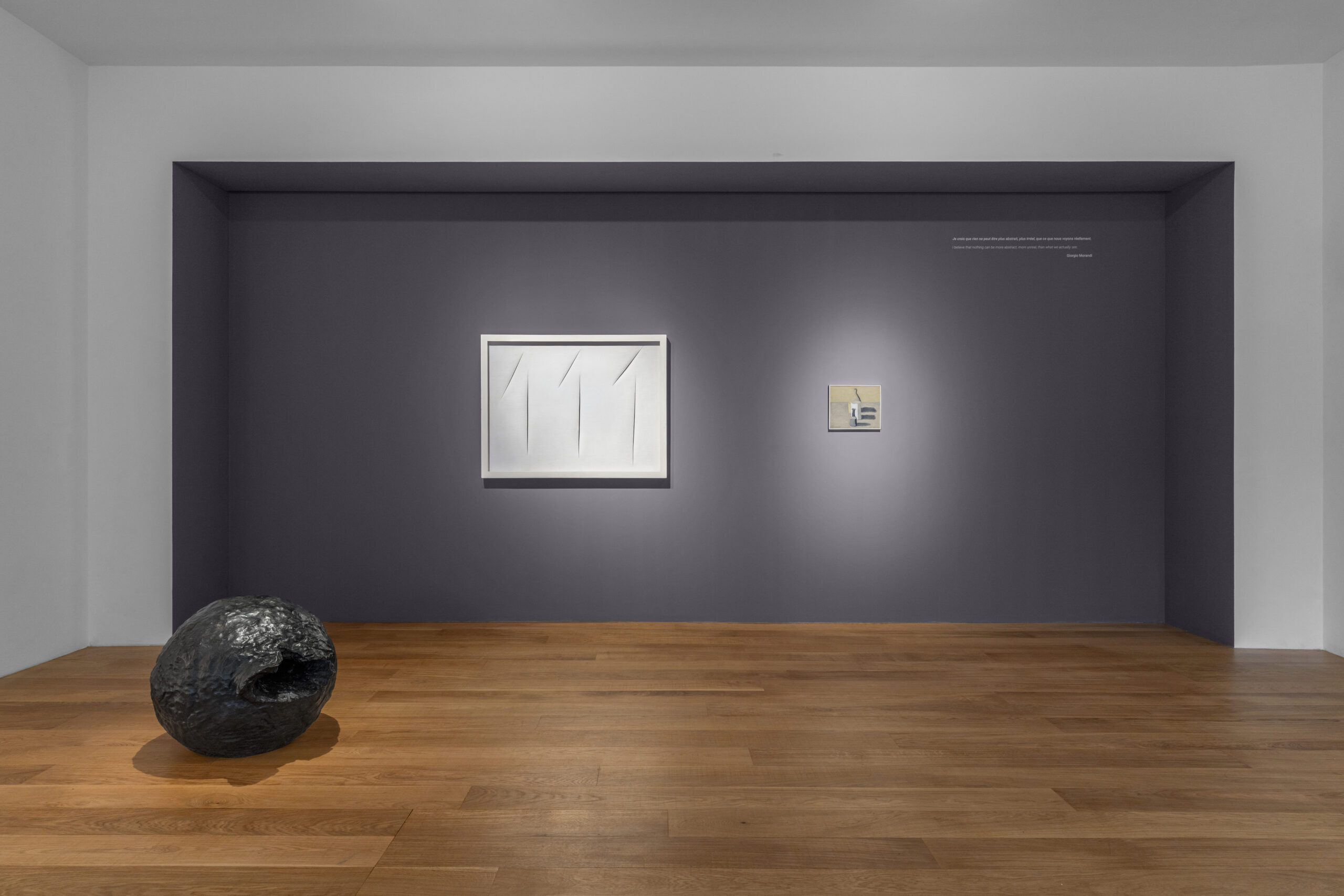 Vue d&rsquo;exposition, Au-Del&agrave;. Morandi / Fontana, Tornabuoni Art Paris, 2025