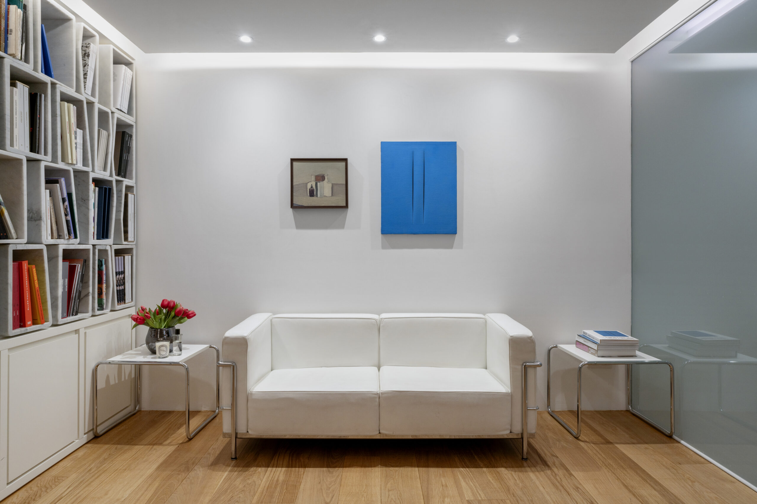 Vue d&rsquo;exposition, Au-Del&agrave;. Morandi / Fontana, Tornabuoni Art Paris, 2025