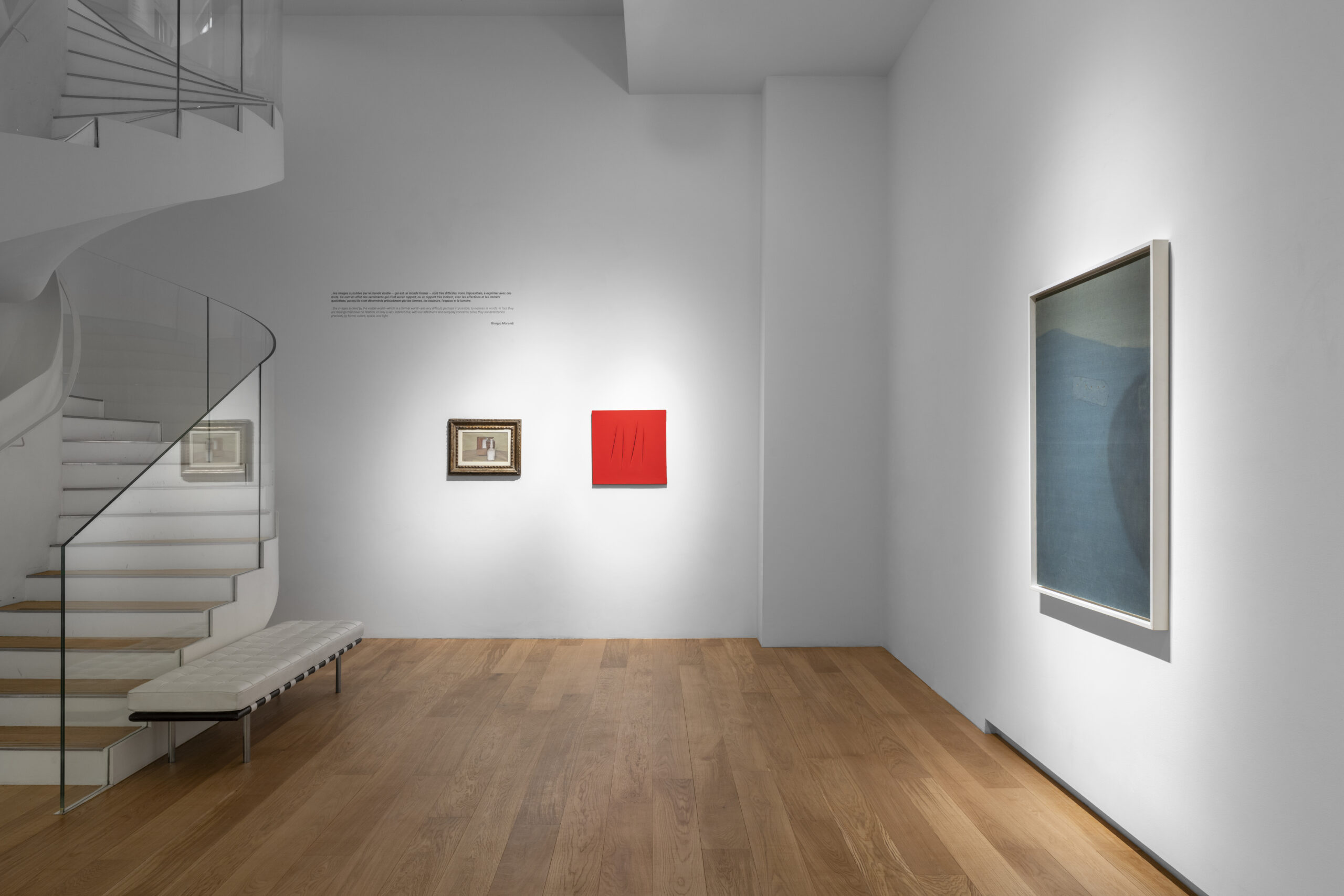 Vue d&rsquo;exposition, Au-Del&agrave;. Morandi / Fontana, Tornabuoni Art Paris, 2025